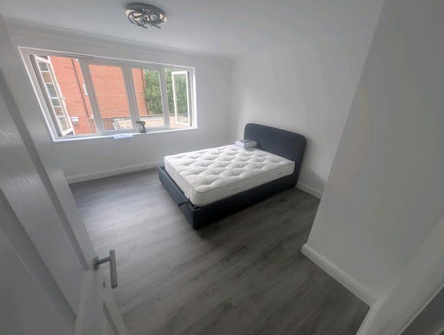 Double room available in a 2 bed flat Main Photo