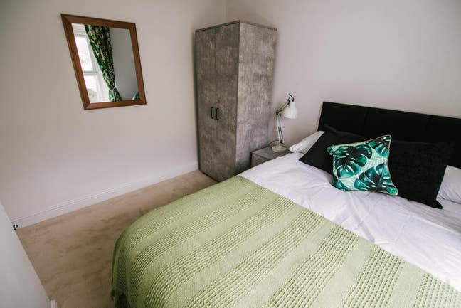 Cosy Double Rooms - Dockyard - £495pcm Main Photo