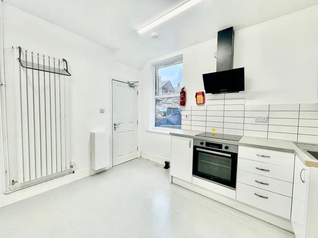 NR1 - Studio with Kitchenette (6LC-JG) Main Photo