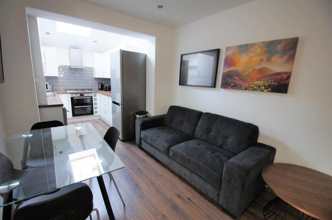 Excellent Fully Refurbished 6 Bed Student House  Main Photo