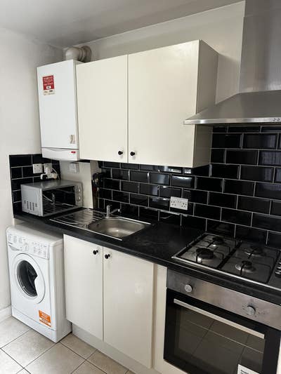 Studio flat with garden 2 min to maryland station Main Photo