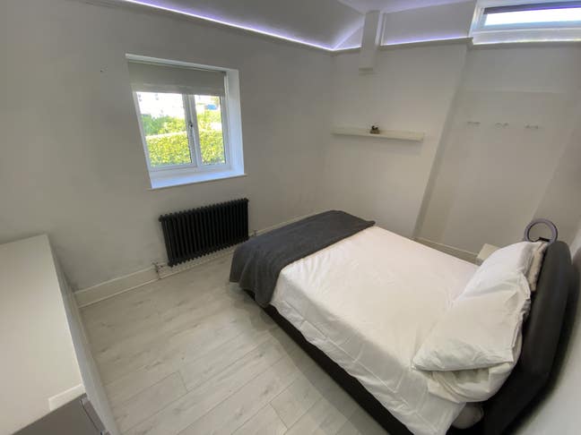Spare room in modern house with big garden Main Photo