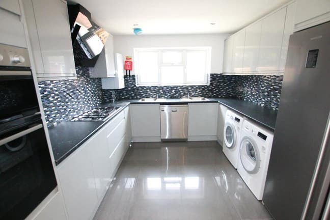 Modern En-Suite Room – All Bills Included  Main Photo