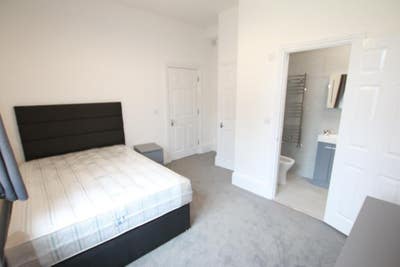 Modern En-Suite Room – All Bills Included  Main Photo