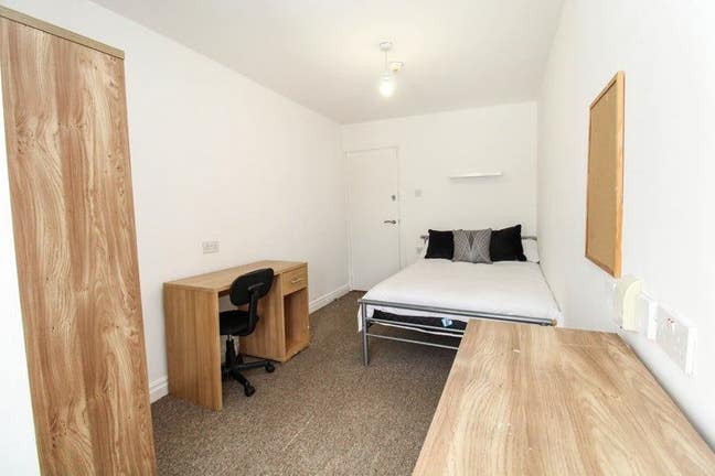 STUDENT - Three Bedroom  House Share in Hyde Park Main Photo