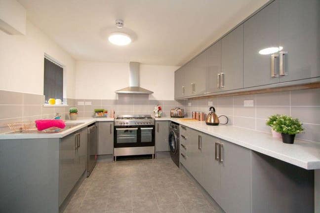 1 Modern Double Room in L7 - Close to City Centre Main Photo