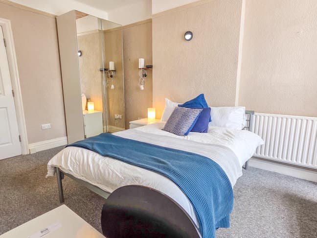 Double Room Close to Trains & Buses Bills Included Main Photo