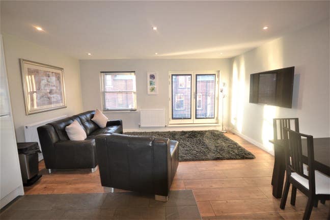 Room available in Aussie house!  Main Photo
