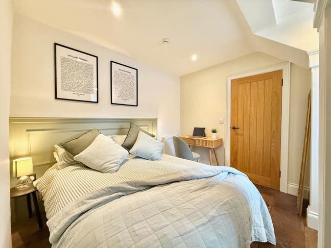 Ensuite Room with Private Kitchen facilities  Main Photo