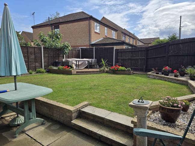 Double room in well placed detached house Main Photo