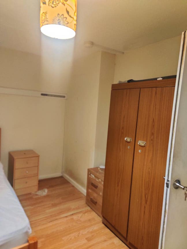 One double bedroom available for rent  Main Photo