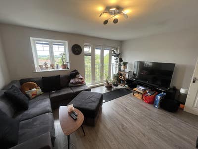 Spacious 2 Bed 2 bath top flat. 5 min from Morden Main Photo