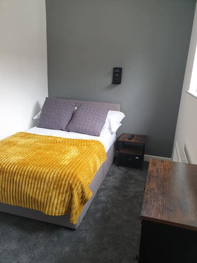 Modern Room. Walking distance to QA HOSPITAL  Main Photo