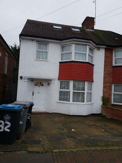 A modern and spacious 3-bed home with an office Main Photo