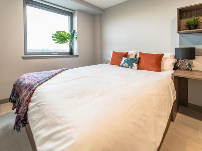 Ensuite Room – Great amenities & location Main Photo