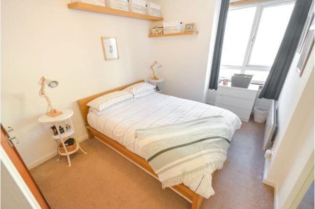 One Double Bed - Room in 2 Bedroom Flat, Tollcross Main Photo