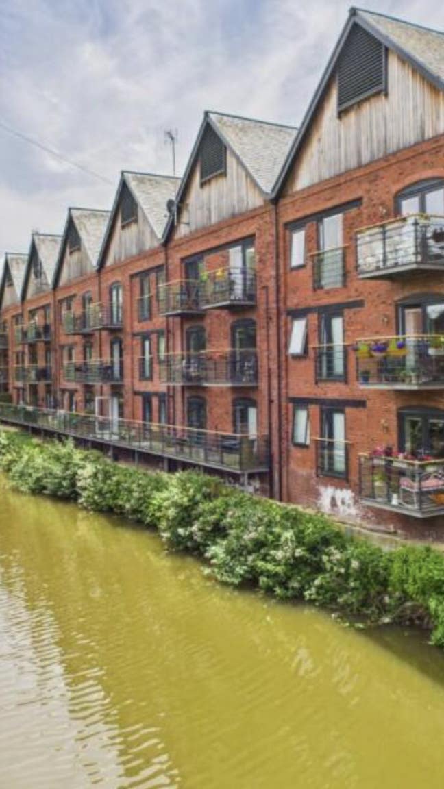 Top floor Apartment overlooking Chester canal  Main Photo