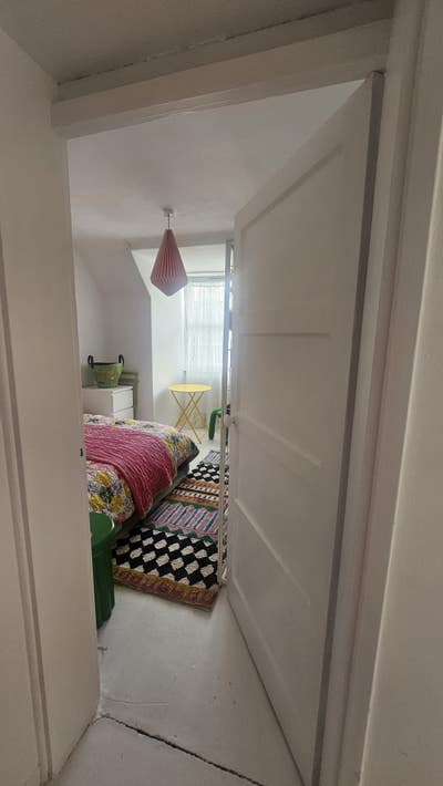 Small Bright Clean Creative Room Central London  Main Photo