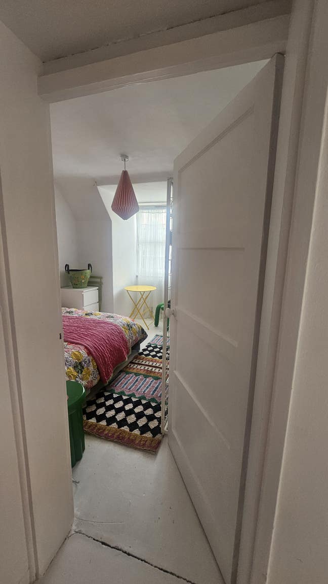 Small Bright Clean Creative Room Central London  Main Photo