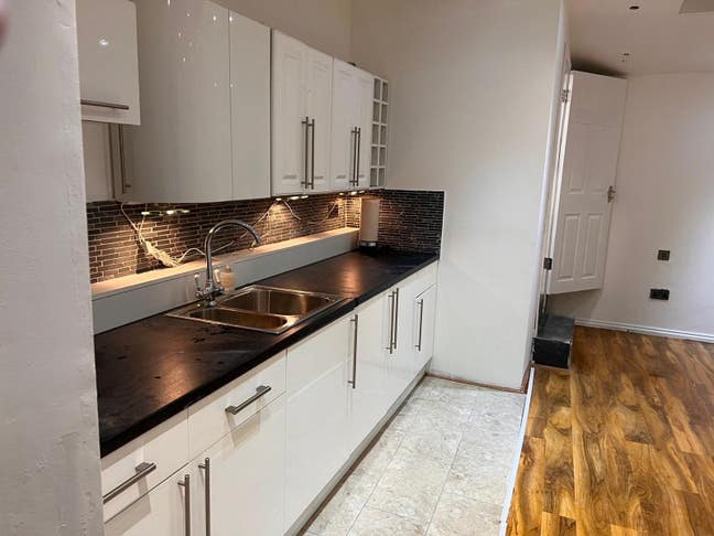 🛏️ Spacious Studio Flat to Let in - Mitcham Main Photo