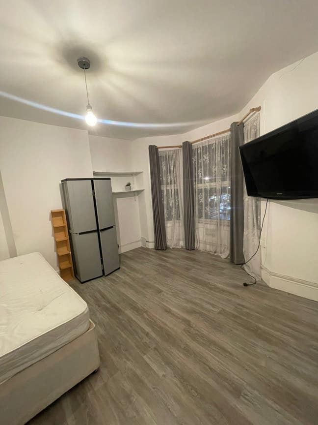 🛏️ Large Double Room to Let in - Mitcham Main Photo