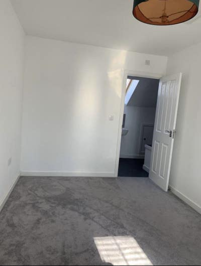 Double room with En-suite modern decor  Main Photo