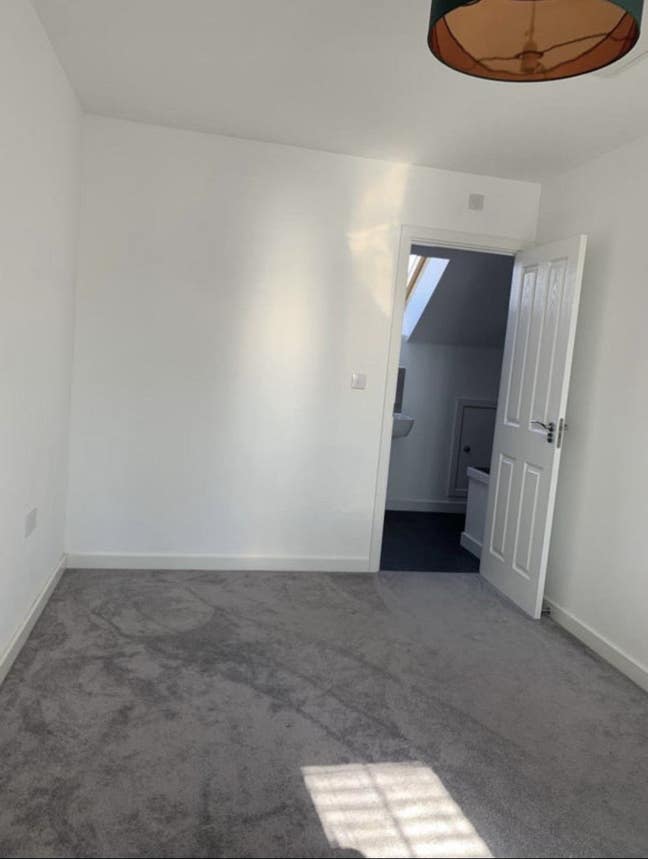 Double room with En-suite modern decor  Main Photo