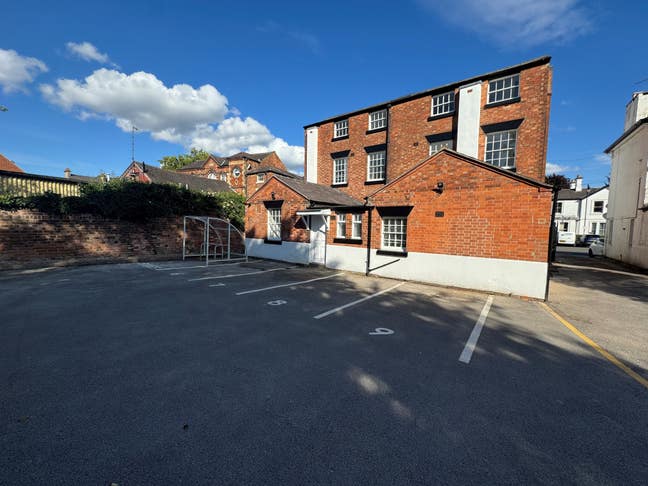 Brand New Rooms Close to Derby City Main Photo