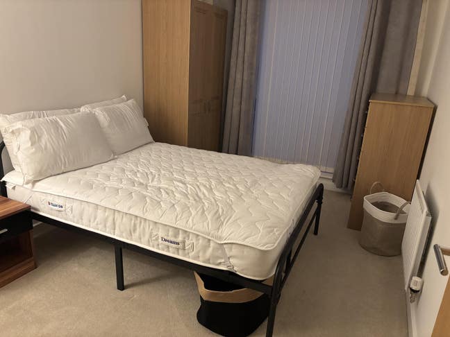 Double Bedroom with En-suite + Parking, Quiet area Main Photo