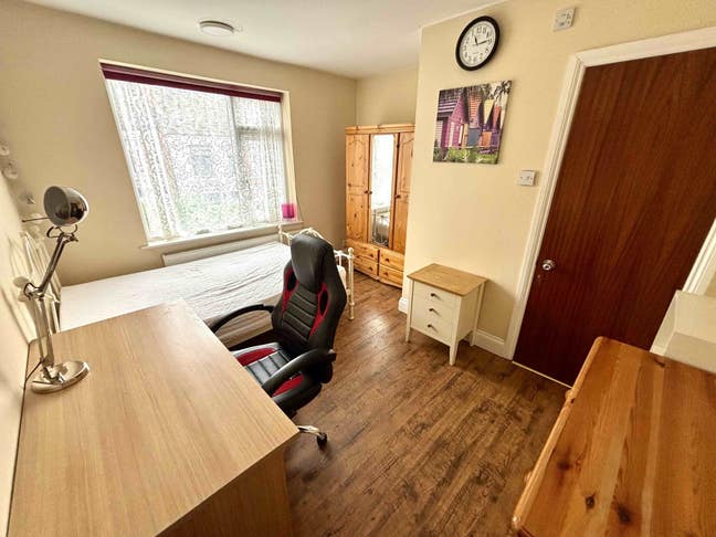  Large  Ensuite  Room  CV1 Renovated Main Photo