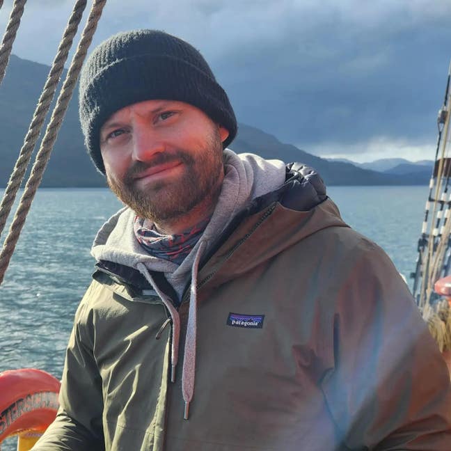 33 yo professional seeking chilled room Main Photo