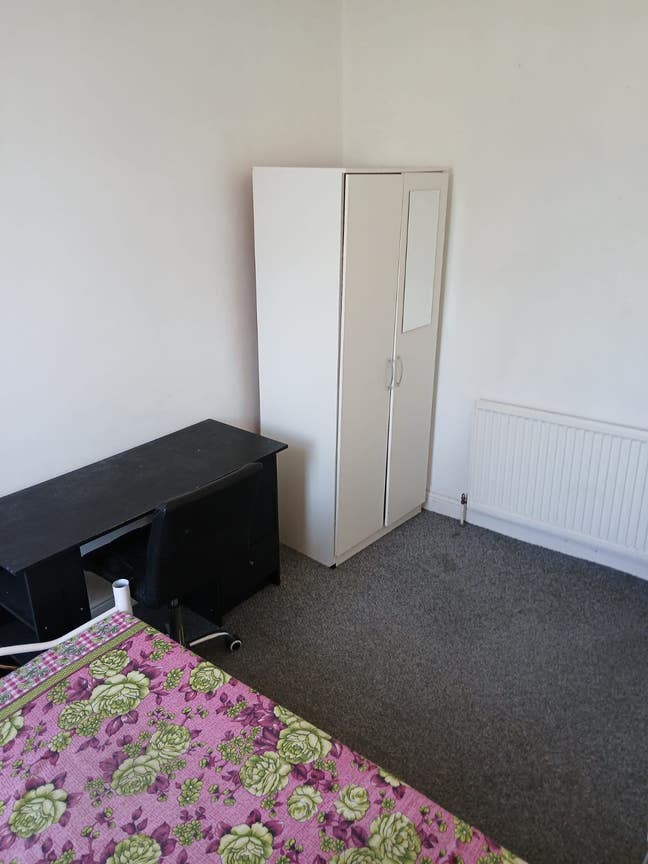 Double Room available in a new flat in Seven kings Main Photo