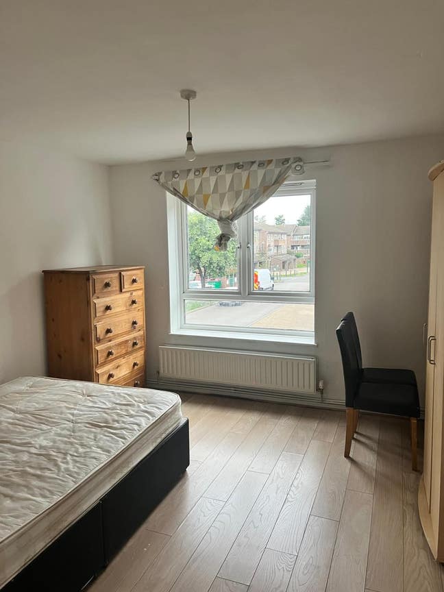  Furnished Double Room for Female - wallington Main Photo
