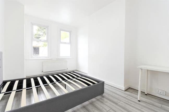 3 room available Now Main Photo
