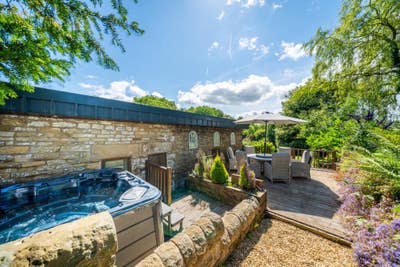 Luxury 4 bedroom detached home Main Photo