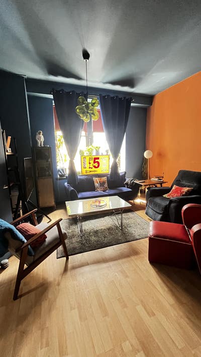 Quiet large stylish flat with parking  Main Photo