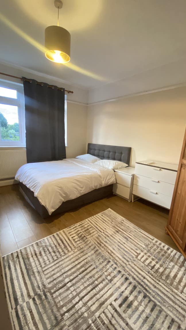 *MORDEN* Nice room in quiet house. Main Photo