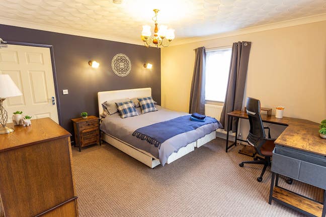 Large bedroom at Apple Cottage 5 min walk to QEH Main Photo