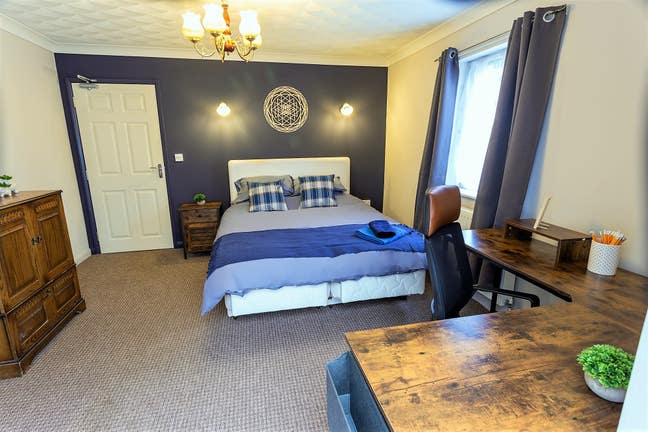 Bedrooms at Apple Cottage 5 min to QEH, parking Main Photo