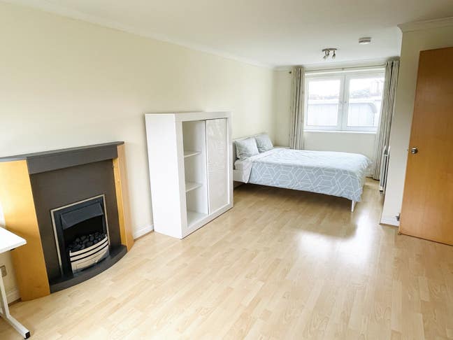 Spacious room w own bathroom, available for couple Main Photo