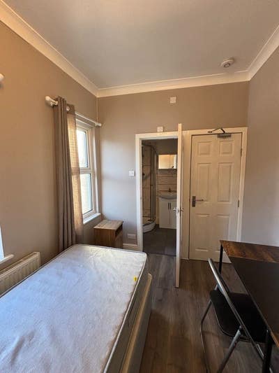  Lovely rooms  in  DL3.  Corporation Road.  Main Photo