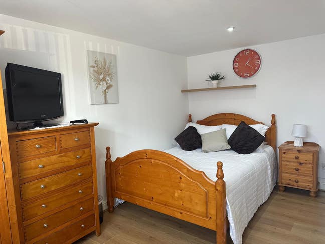 Large Double Room - Bills + Wifi Inc. No Deposit   Main Photo