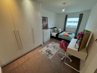 Ensuite room near the river in E16 🌊 Main Photo