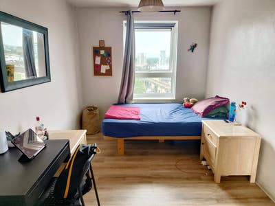 Double room in nine elms  Main Photo