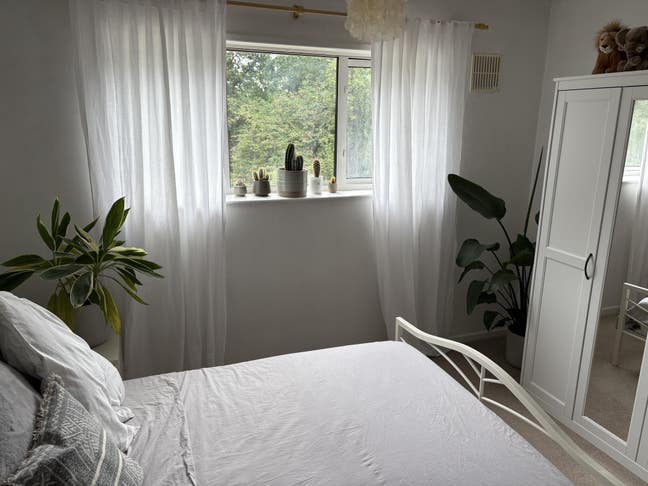 Large Double Bedroom to rent Chessington Main Photo