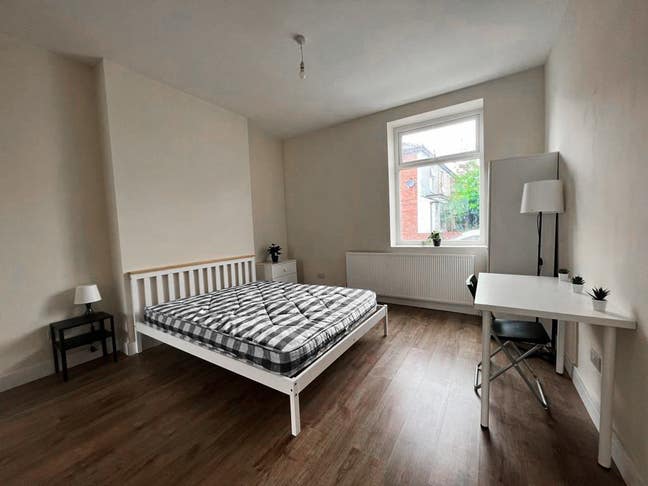 Large Room in Prestwich - *Two Bathrooms* Main Photo