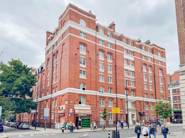 Modern & stylish 3 bedroom apartment is located in Main Photo