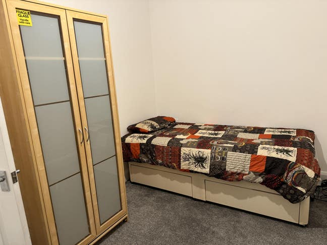 Bedroom for rent Main Photo