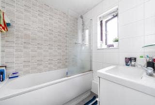 3 Bedrooms -No Living Room in Shadwell Main Photo