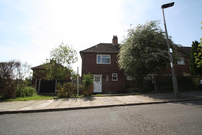 Neutrally decorated three bedroom house Main Photo